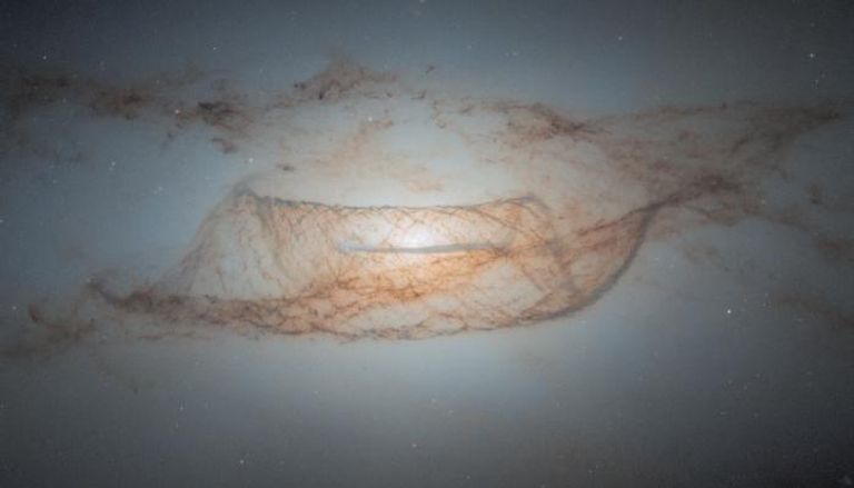 صورة التقطها تلسكوب هابل للمجرة العدسية "NGC 4753"