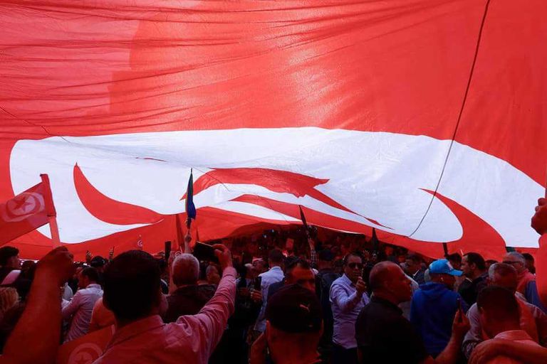 جانب من المسيرة الداعمة للرئيس التونسي قيس سعيد