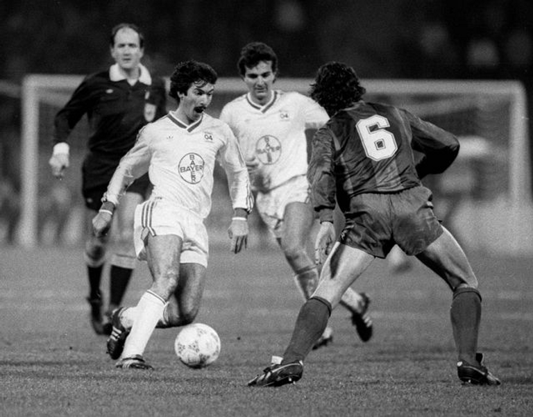 ليفركوزن برشلونة في 1988 باير ليفركوزن بطل كأس اليويفا 1988