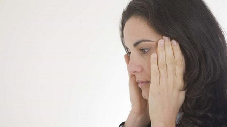 سيدة تعاني من حساسية الطقس