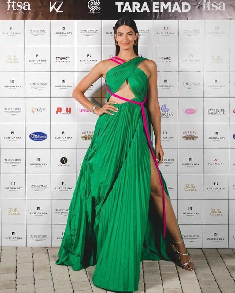 تارا عماد رفقة والدتها الراحلة