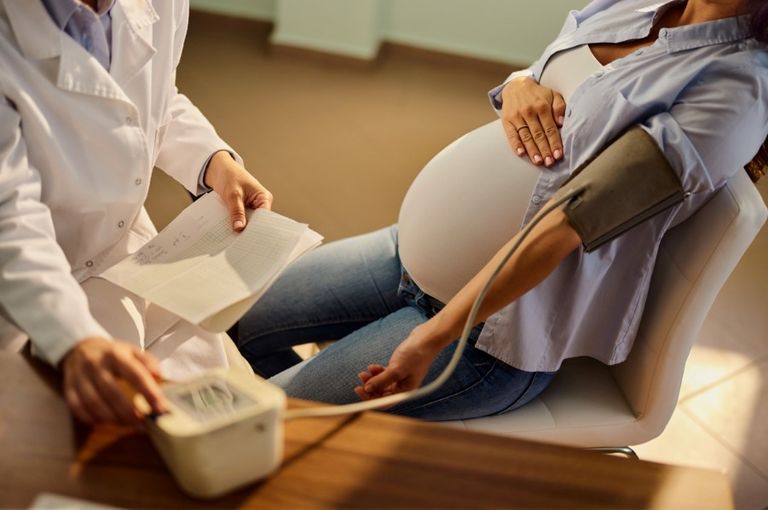 مختصة تقيس ضغط دم لحامل