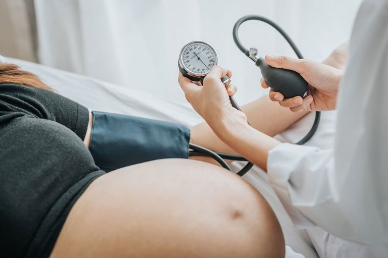 مختصة تقيس ضغط دم لحامل