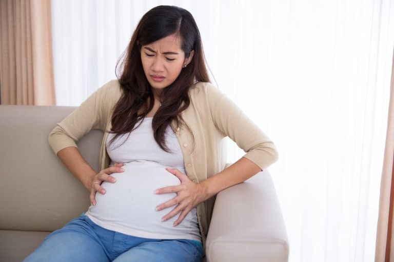 مختصة تقيس ضغط دم لحامل