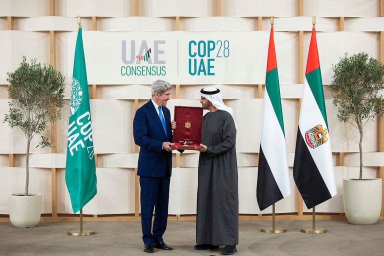 الشيخ محمد بن زايد آل نهيان مع عدد من الشركاء الدوليين لـ«COP28»