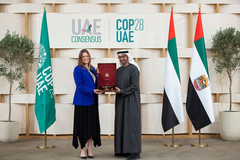 الشيخ محمد بن زايد آل نهيان يقدم وسام زايد الثاني من الدرجة الأولى إلى كيت هامبتون الشيخ محمد بن زايد آل نهيان مع عدد من الشركاء الدوليين لـ