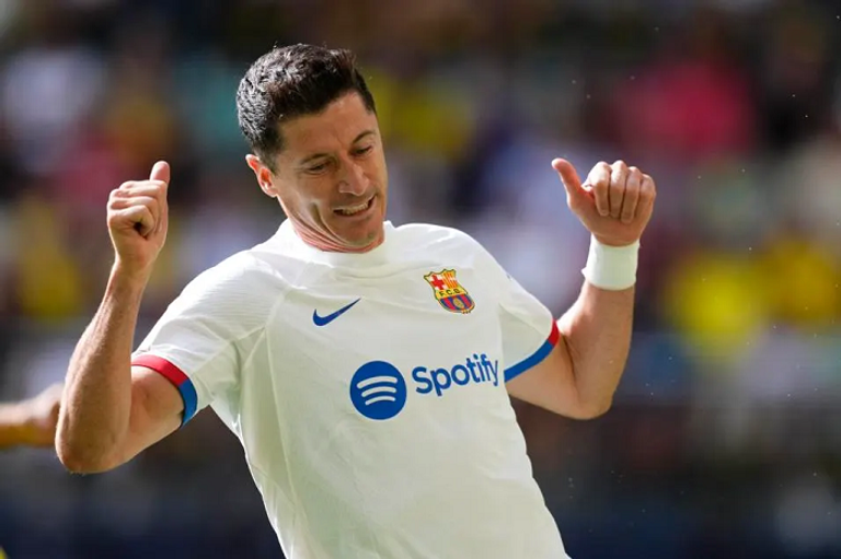 روبرت ليفاندوفسكي بقميص برشلونة روبرت ليفاندوفسكي ضد مانشستر يونايتد