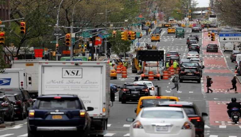 سيارات وإشارات مرور في مانهاتن بمدينة نيويورك.. رويترز