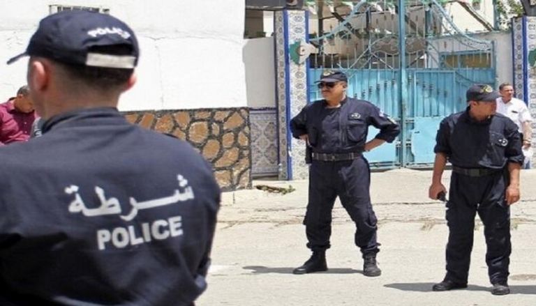 أفراد الشرطة الجزائرية أمام المنزل
