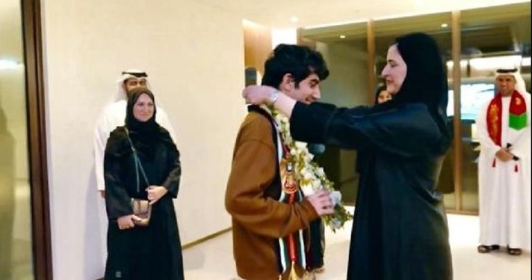 سارة الأميري مع الطالب الفائز