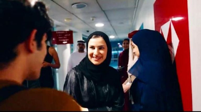 سارة الأميري مع الطالب الفائز