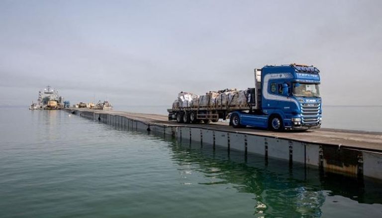 شاحنة تنقل مساعدات لغزة عبر الرصيف البحري 