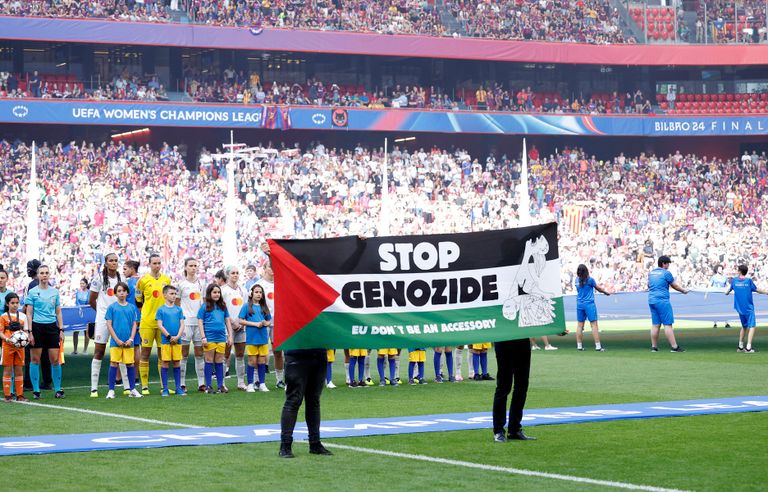 لافتة دعم فلسطين في نهائي دوري أبطال أوروبا للسيدات
