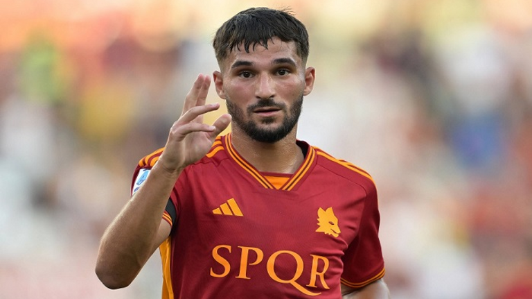 حسام عوار لاعب روما الإيطالي ومنتخب الجزائر إسماعيل بن ناصر لاعب ميلان الإيطالي