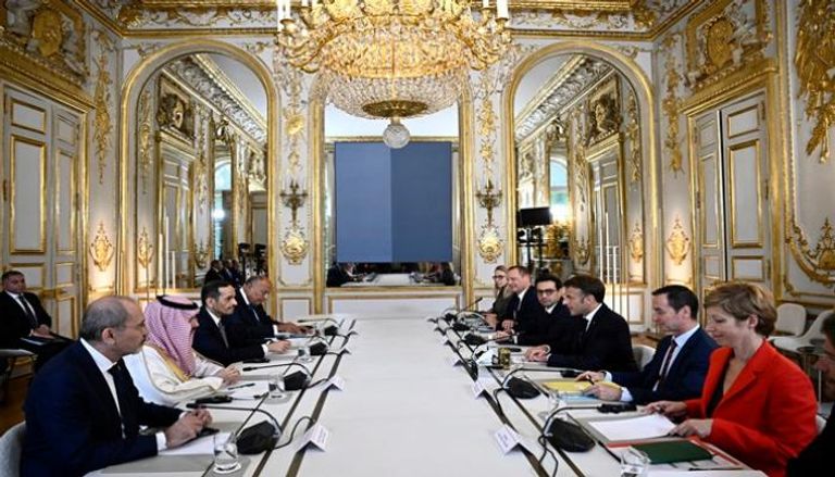 الرئيس الفرنسي إيمانويل ماكرون خلال لقائه وزراء خارجية عرب