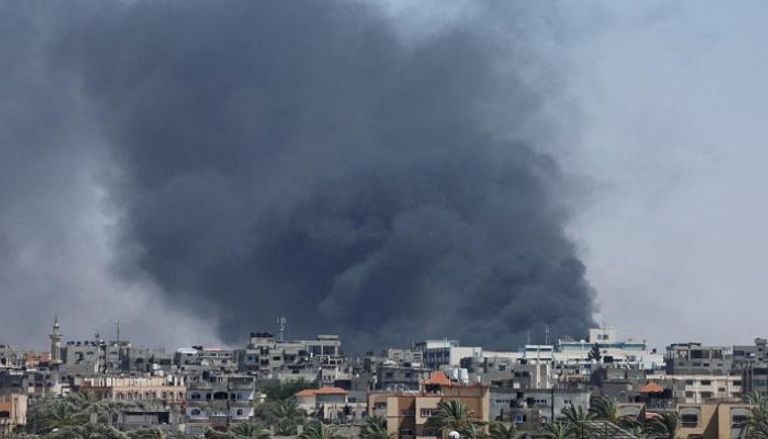 دخان يتصاعد إثر غارة جوية إسرائيلية على رفح