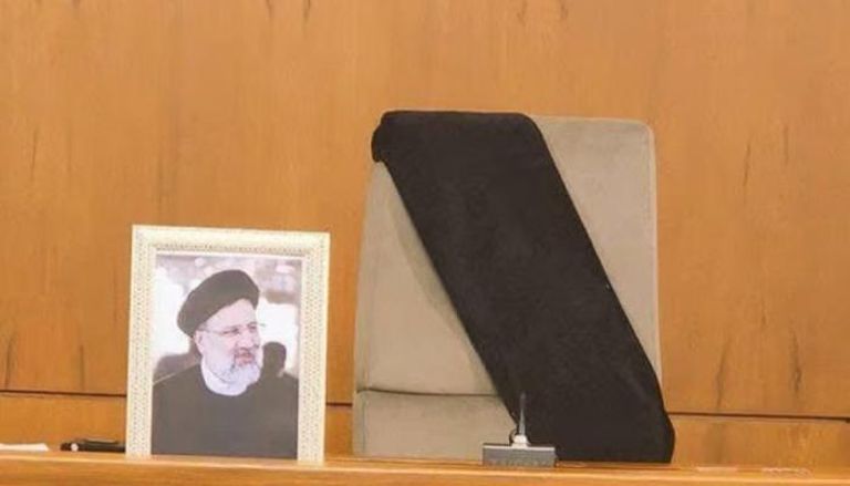 كرسي الرئيس الإيراني فارغا وعليه وشاح أسود