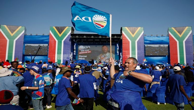 زعيم حزب المعارضة الرئيسي في جنوب أفريقيا يلوح لأنصاره