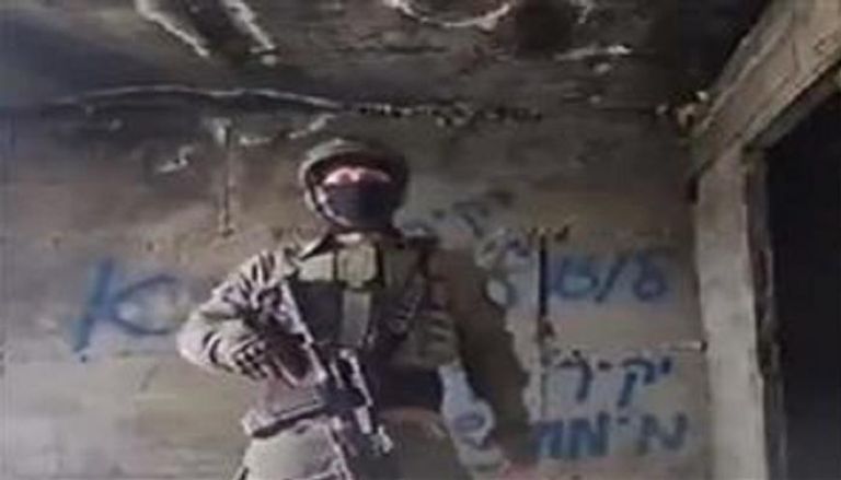 لقطة من الفيديو المتداول للجندي الملثم