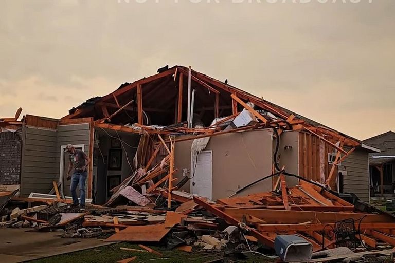 الأعاصير خلفت دمارا كبيرا