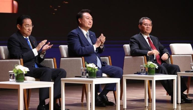 رئيسا اليابان وكوريا الجنوبية ورئيس وزراء الصين