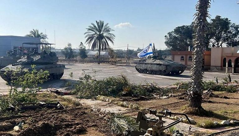 دبابات إسرائيلية في الجانب الفلسطيني من معبر رفح