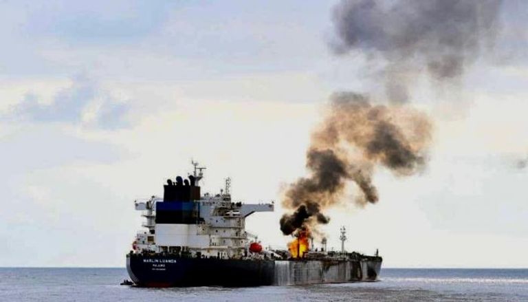 سفينة تحترق بعد أن قصفها الحوثيون - أرشيفية