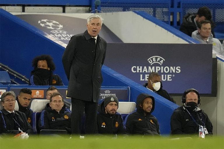 كارلو أنشيلوتي كارلو أنشيلوتي مدرب ريال مدريد يحضر الطعام