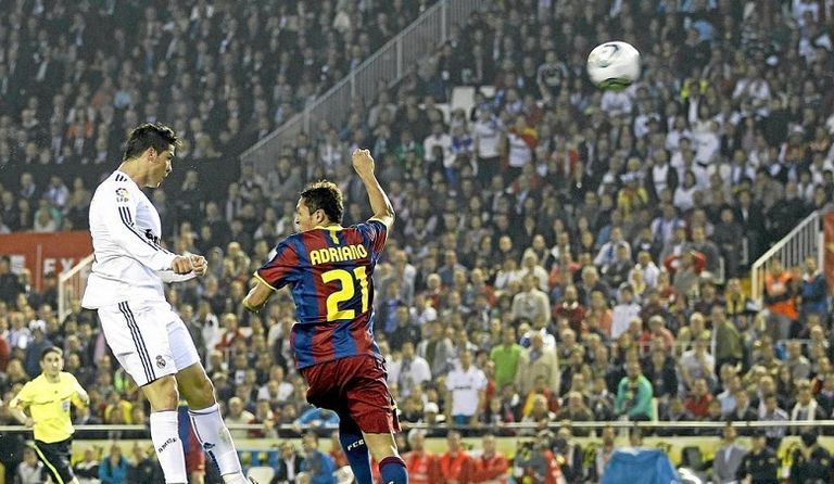 رونالدو يسجل في مرمى برشلونة في 2011 رونالدو يحتفل بكأس الاتحاد الإنجليزي 2004