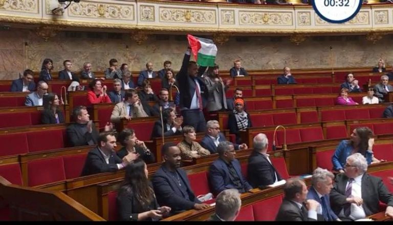  النائب الفرنسي سيباستيان ديلوغو يرفع علم فلسطين بالبرلمان