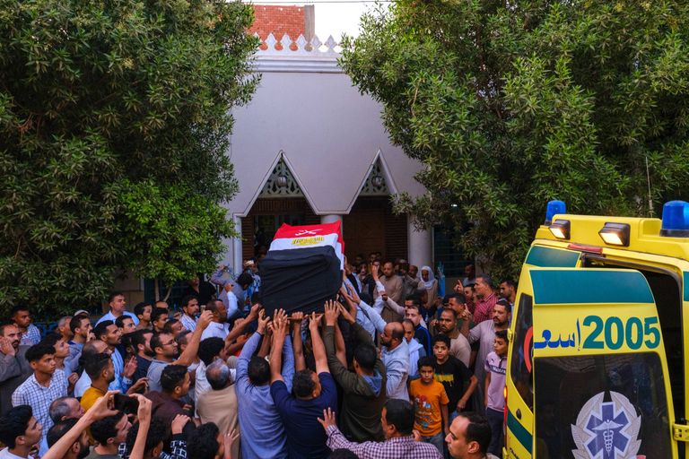 صور من تشييع جثمان الجندي المصري