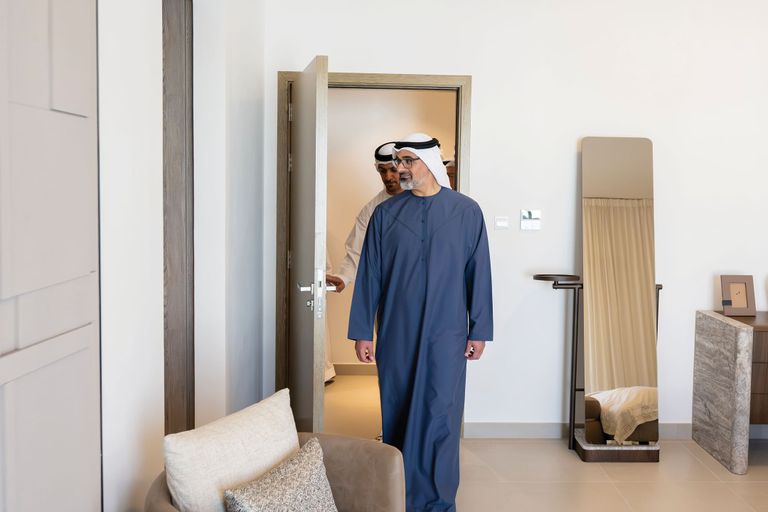 الشيخ خالد بن محمد بن زايد آل نهيان خلال تدشين المرحلة الأولى للمشروع