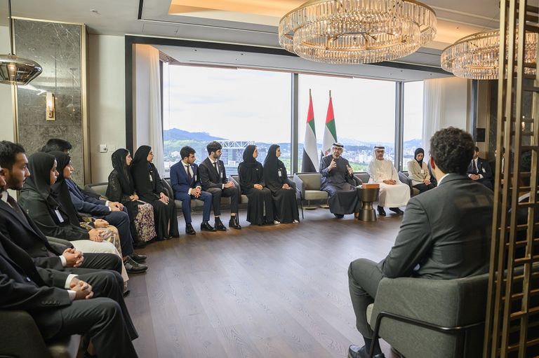 الشيخ محمد بن زايد آل نهيان مع طلبة الإمارات في كوريا الجنوبية
