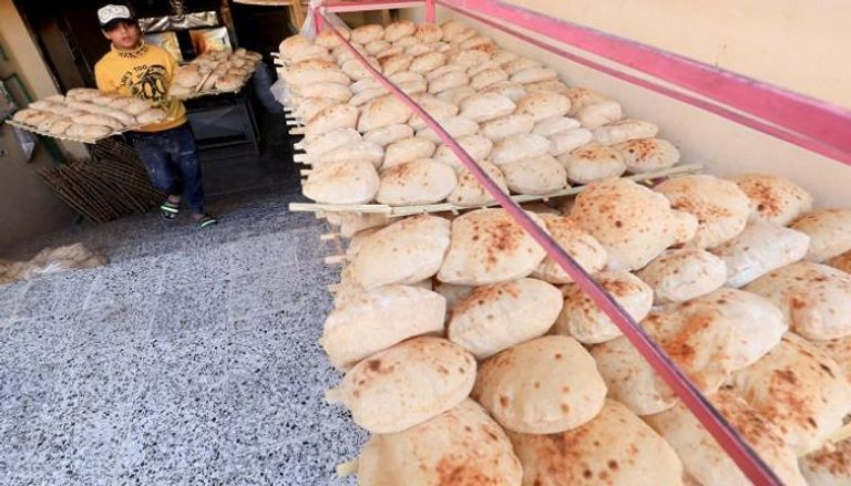 أرغفة الخبز المصري تظهر على أرفف الفرن - رويترز