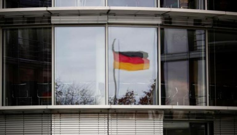العلم الألماني ينعكس على نافذة مبنى في برلين- رويترز