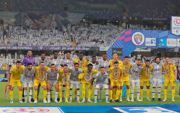 تبادل الورود بين الفريقين مباراة العين والوصل في الدوري الإماراتي