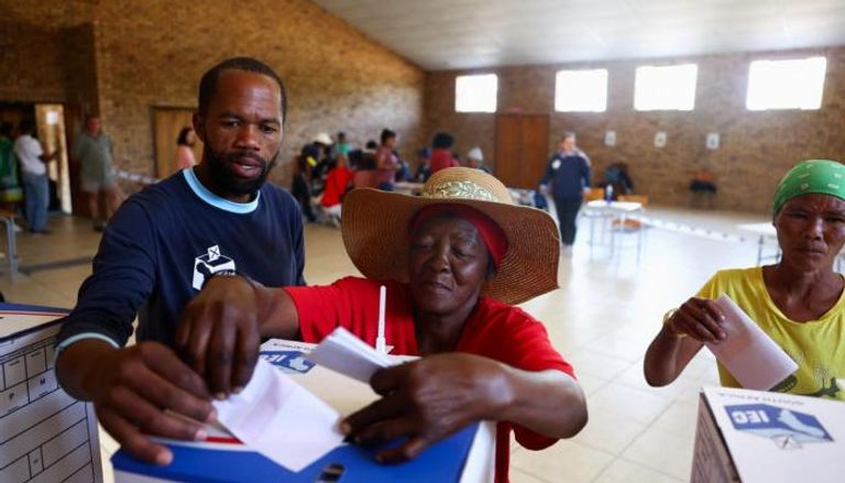 امرأة تدلي بصوتها في انتخابات جنوب أفريقيا