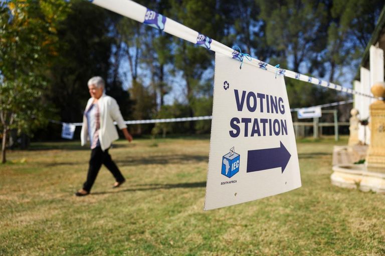 امرأة تدلي بصوتها في انتخابات جنوب أفريقيا