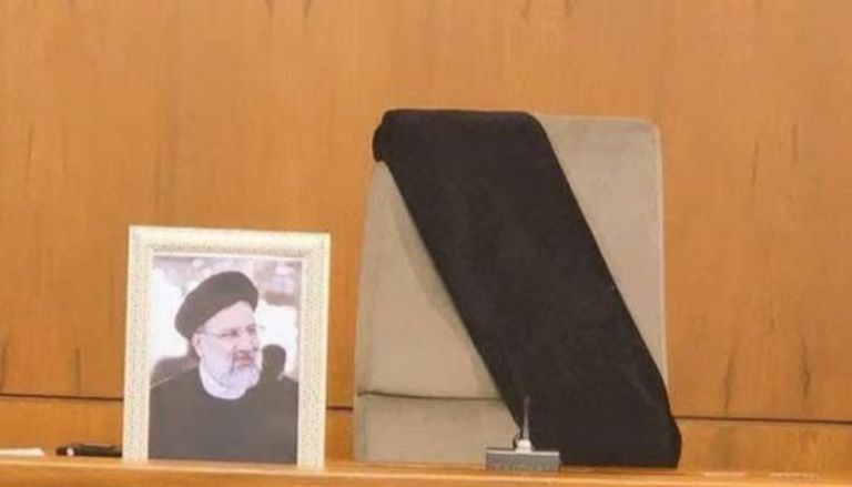 كرسي الرئيس الإيراني فارغا وعليه وشاح أسود