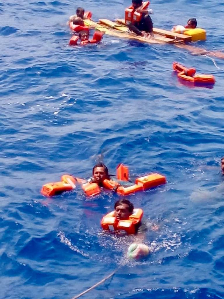 إنقاذ 8 من أصل 9 بحارة كانوا على متن السفينة