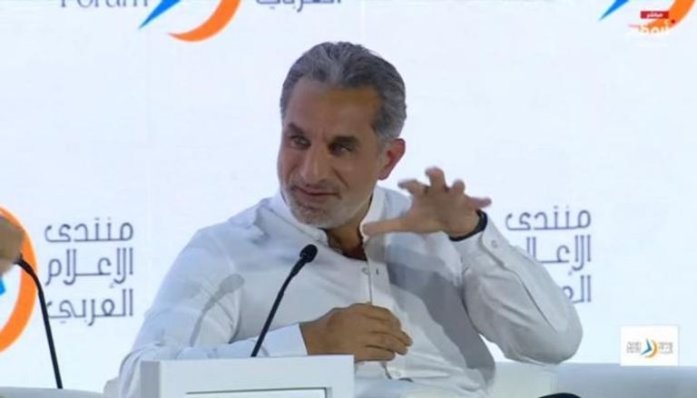 باسم يوسف خلال جلسة منتدى الإعلام العربي