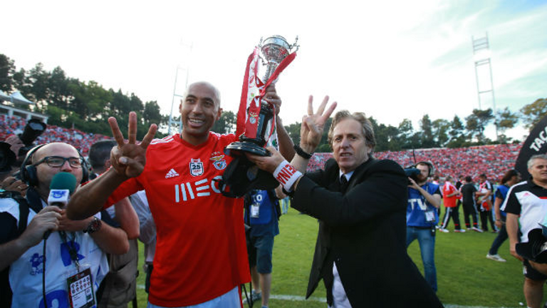 جورجي جيسوس مع كأس البرتغال لويس كاسترو مع جورجي جيسوس