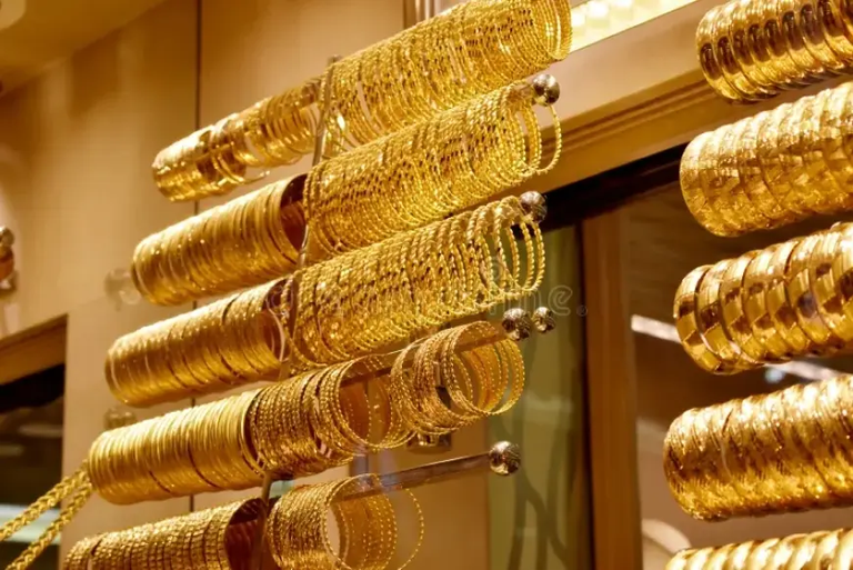 سبائك ذهبية ودولارات