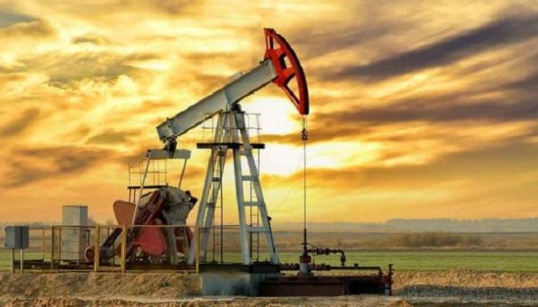 أسعار النفط تتراجع وسط ترقب لبيانات مخزونات الخام الأمريكية