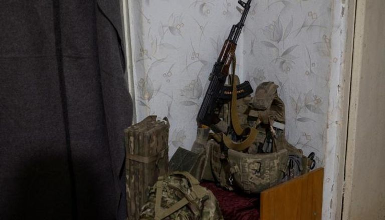 بندقية ومعدات عسكرية بخط المواجهة في خاركيف