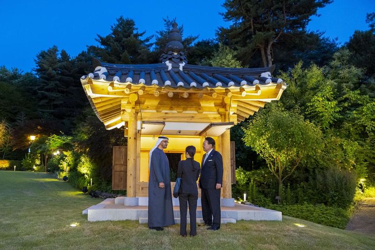 الشيخ محمد بن زايد آل نهيان وهو يختتم زيارته لكوريا الجنوبية