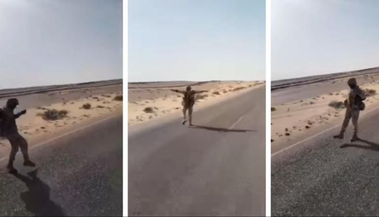 جندي مصري يؤدي رقصة «أصحاب الأرض»