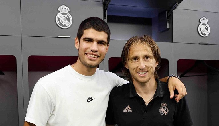 ألكاراز مع لوكا مودريتش نجم ريال مدريد كرة بطولة فرنسا المفتوحة للتنس