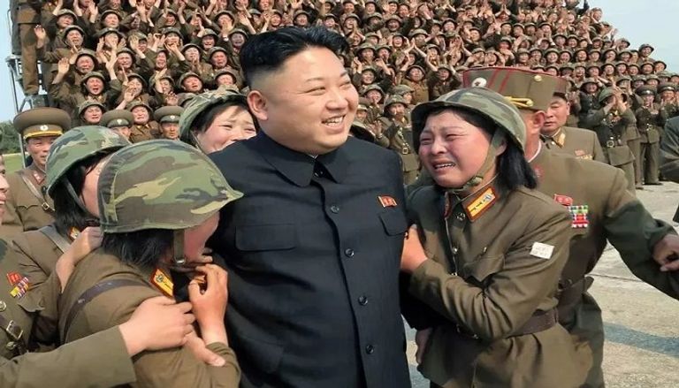 كيم جونغ أون زعيم كوريا الشمالية مع والده الراحل