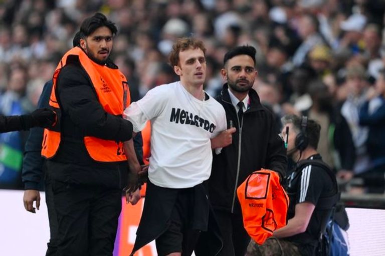 اقتحام شخص لنهائي دوري أبطال أوروبا اقتحام الجماهير لنهائي دوري أبطال أوروبا